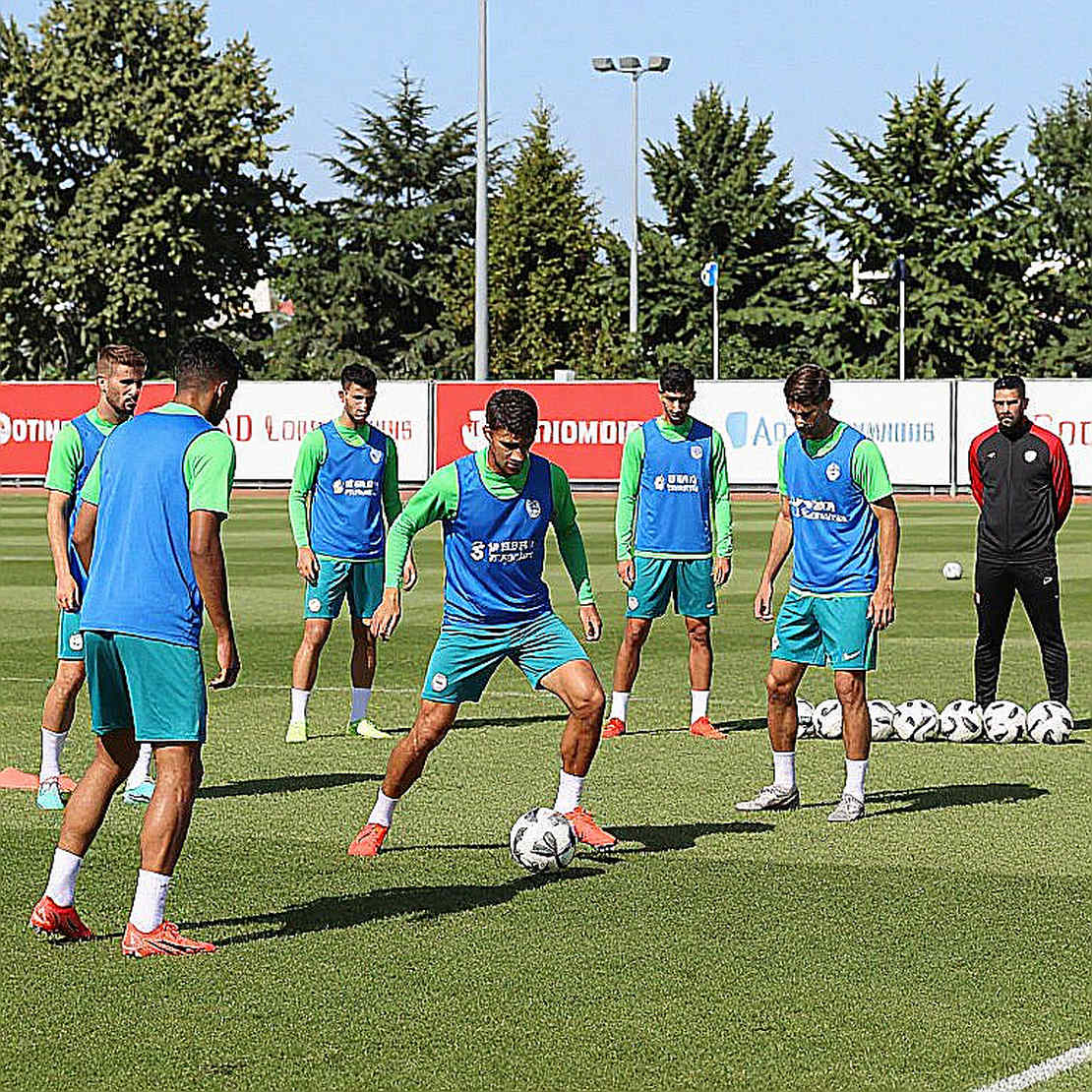 কলকাতার আলো, ব্রাজিলের ছায়া: ৮৫ হাজার আসনের আড়ালে ভারতীয় ফুটবলের যে প্রশ্নটা চাপা পড়ে যায়