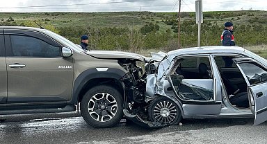 Arazi aracı otomobile çarptı, 8 kişi yaralandı