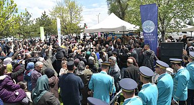 Bakan Akar ile Başkan Büyükkılıç, Kayserililerle Piknikte Kucaklaştı