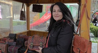 Hobi olarak ürettiği deri çantalar yoğun ilgi görüyor
