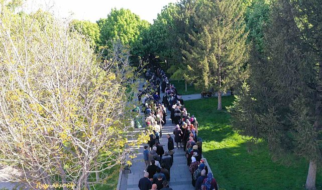 Domates fidesi alabilmek için uzun kuyruklar oluşturdular