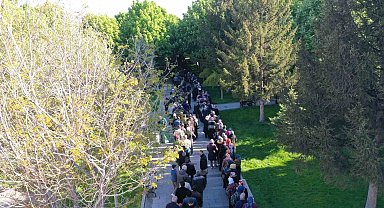 Domates fidesi alabilmek için uzun kuyruklar oluşturdular