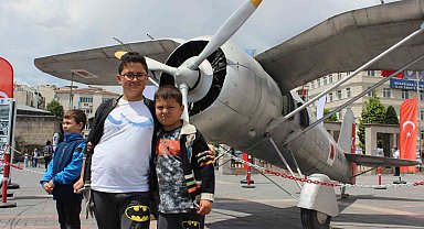 Kayseri Tayyare Fabrikası'nda üretilen ilk P-24A uçağına vatandaşlardan yoğun ilgi