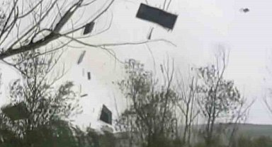 Sivas'ta hortum çatıları uçurdu