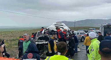 Sivas'ta servis aracı ile tır çarpıştı: Ölü ve yaralılar var