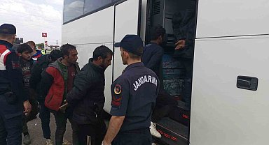 Sivas'ta tırın dorsesinden 134 kaçak göçmen çıktı