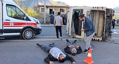 Tır, işçi servisine çarptı, can pazarı yaşandı: 33 yaralı