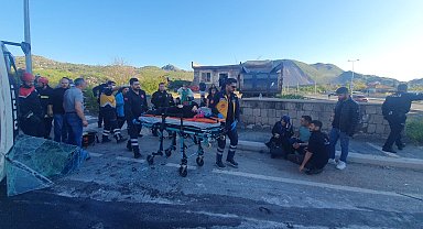 Tırla çarpışan işçi servisi yan yattı, çok sayıda kişi yaralandı