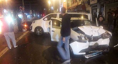 3 Araç Birbirine Girdi: 2 Yaralı