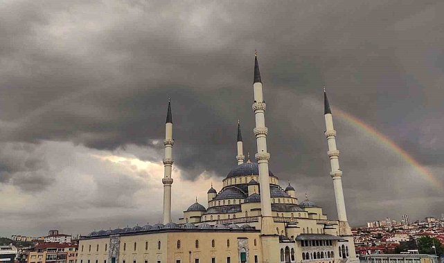 Ankara'da gökkuşağı kartpostallık görüntüler oluşturdu