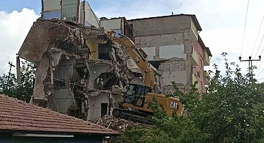 Baş kısmına moloz parçası fırlayan operatör ağır yaralandı