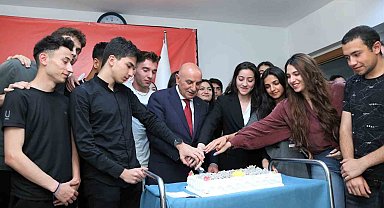Başkan Altınok YKS öğrencileriyle pasta kesti