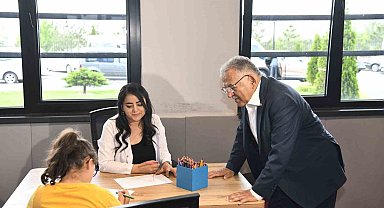 Başkan Büyükkılıç, Engelsiz Yaşam Merkezi'nin özel çocuklarıyla kucaklaştı