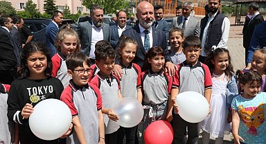 Başkan Çolakbayrakdar, karne sevinci yaşayan öğrencileri tebrik edip, başarılar diledi