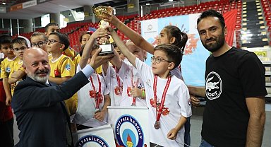 Başkan Çolakbayrakdar, satranç turnuvasının ödüllerini verdi