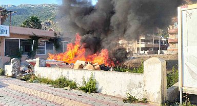 Çöplük alandaki yangın tekneyi küle çevirdi