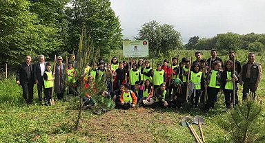 Deprem şehitleri için bin fidan toprakla buluşturuldu