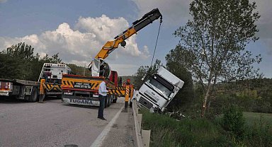 Devrilen tırdan yara almadan kurtuldu