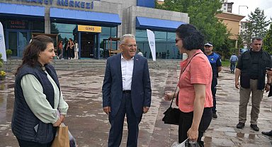 Fuar ziyaretinde depremzede esnaftan Başkan Büyükkılıç'a: "Sizleri hep örnek gösterdik"