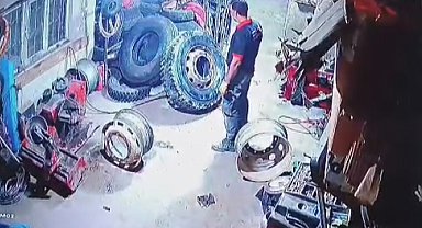 Hava basarken patlayan kamyon lastiği ortalığı birbirine kattı