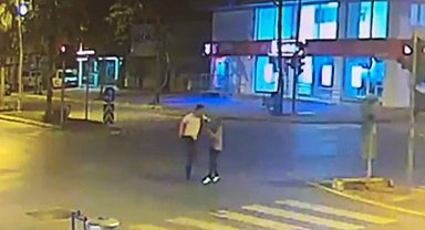 İki elinde tabancayla karısını cadde ortasında darp etti