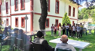 İlkokul öğrencileri huzurevi sakinlerinin gönlünü aldı