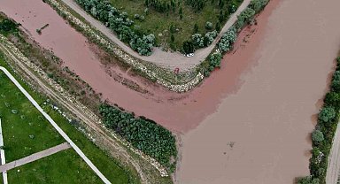 Kızılırmak'a rengini veren Fadlum Çayı, artan yağmurlarla coştu