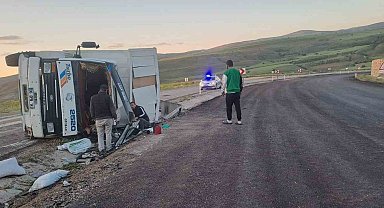 Kontrolden çıkan kamyon yan yattı, 2 kişi yaralandı