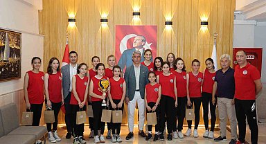 Marmaris Belediye Başkanı Oktay, başarılı sporcuları ağırladı