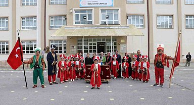 Mektepli minik mehteranlar geçmişten geleceği köprü oluyor