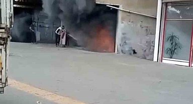 Motosiklet dükkanı cayır cayır yandı: O anlar kameraya yansıdı