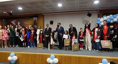 Pendik'te hastane sınıfı öğrencileri karne heyecanı yaşadı