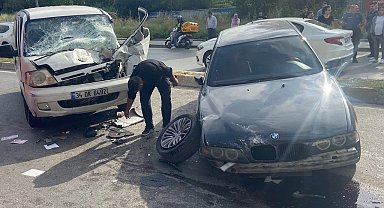 Sancaktepe'de otomobil ile minibüs kafa kafaya çarpıştı: 4 yaralı