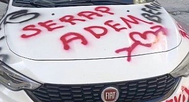 Saplantılı aşık otomobili aşk duvarına çevirdi, lastiklerini patlatıp pert etti