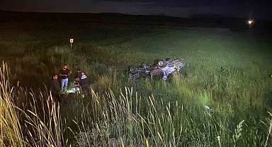 Sivas'ta otomobil yoldan çıkarak takla attı: Anne, baba ve bebekleri yaralandı