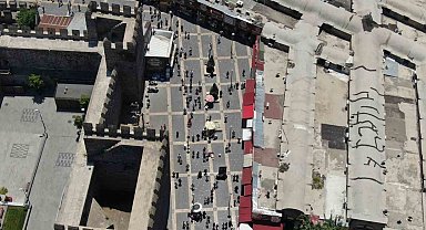 Tarihi Kapalı Çarşı'da bayram yoğunluğu