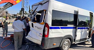 Tarsus'ta işçi servisi ile kamyon çarpıştı: 8 yaralı