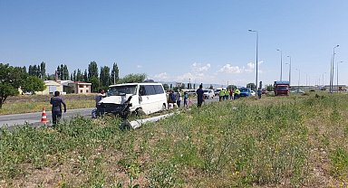 Ticari araç ile kamyon çarpıştı: 1 ölü, 14 yaralı