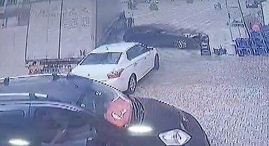 Tırın çarptığı otomobiller savruldu, o anlar kameraya yansıdı