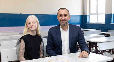 Türk Telekom'un az gören çocuklara destek olan uygulaması TahtApp'i kullanan Zenan Alsaç karnesini aldı