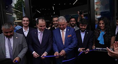 Ünlülerden beyaz eşya mağazası açılışına yoğun ilgi