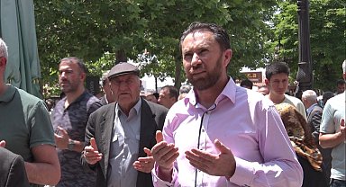 Yüzlerce veli YKS'ye girecek çocukları için Hacı Bayram Veli Türbesi'nde dua etti