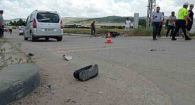 Aracın altında sıkışan motosiklet sürücüsünü, itfaiye ekipleri kurtardı