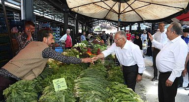 Başkan Büyükkılıç, yenilenen pazar yerinde esnaf ve vatandaşla buluştu