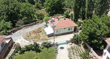 Gözlerinde ki bozukluk engel olmadı, direkte ki leyleklere dürbünle bakıyor