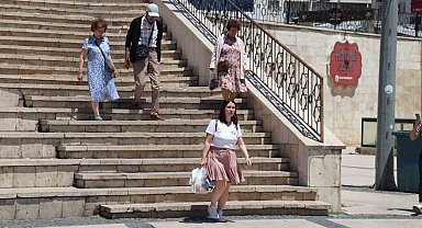 Gündüzleri kavuruyor, geceleri donduruyor