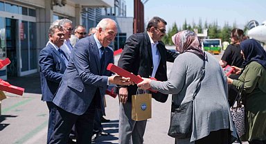 Gurbetçi vatandaşlar güllerle karşılandı