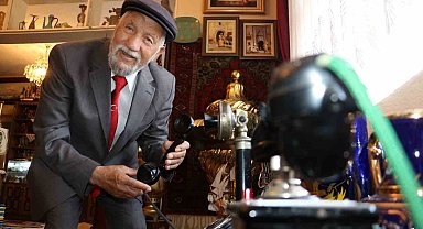 İki katlı evinin üst katını mini müzeye dönüştürdü