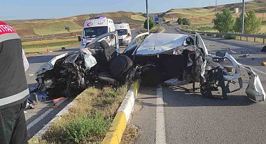 İkiye bölünen araçta 2 kişi hayatını kaybetti