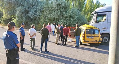 Kamyon çarptığı ticari taksiyi sürükledi: 4 ölü, 1 ağır yaralı